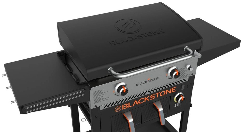 Gril záhradný plynový Blackstone 28" Griddle BS-1785 Detail uzavretej pokrievky Blackstone 28" s logom a chrómovanou rukoväťou, pohľad zhora.