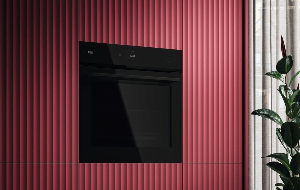 rúra AEG NBB8S731AB séria 8000 MealAssist SteamPro v kuchyni s červeným dekorom.
