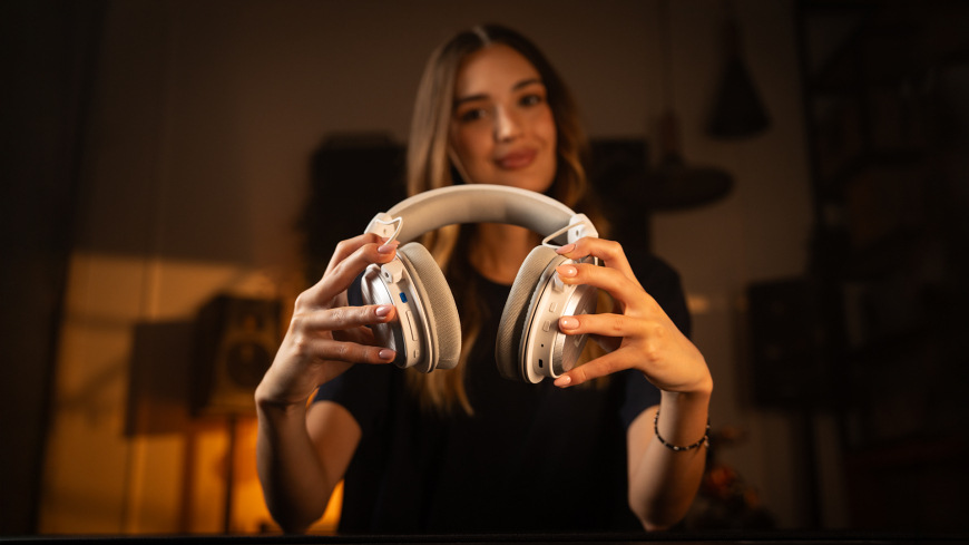 Headset ENDORFY VIRO Infra Wireless Onyx White biely Detail konštrukcie a ovládacích prvkov headsetu ENDORFY VIRO Infra Wireless Onyx White