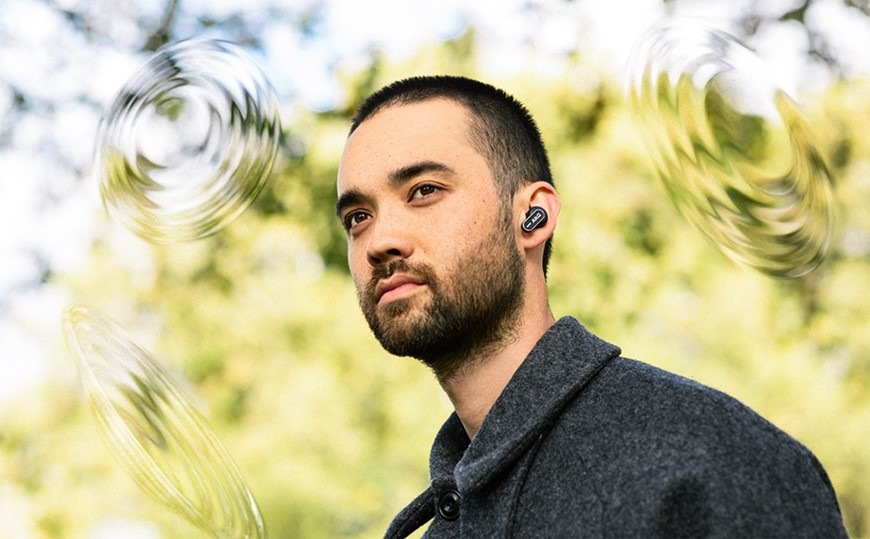 Slúchadlá AKG N5 Hybrid čierna Ilustrácia zvukových vĺn v priestore okolo muža používajúceho TWS slúchadlá Anker soundcore AKG N5 Hybrid
