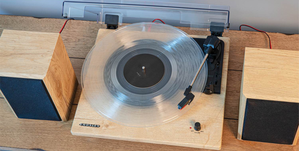 Gramofón Crosley Brio hnedý Klasický vinyl v modernom prevedení s trojrýchlostným gramofónom a ochranou proti prachu pre dlhšiu životnosť.