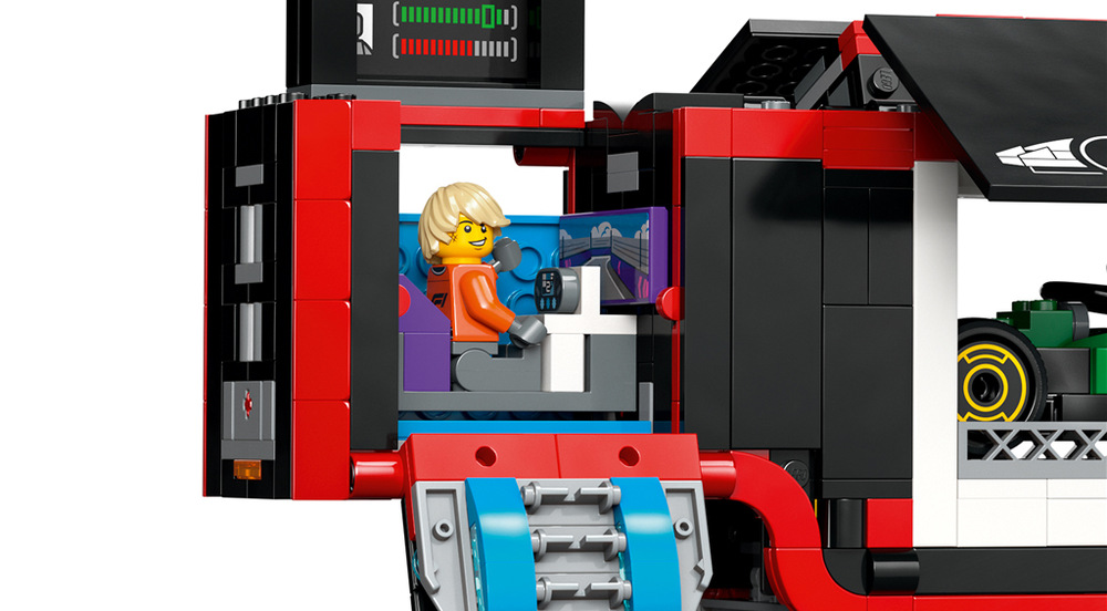 Stavebnica LEGO® City 60445 Kamión F1® s autami RB20 a AMR24 F1® Veľký transportér meria 44 cm a jeho stavanie z 1 086 dielikov dopĺňa aplikácia LEGO Builder s 3D prostredím.