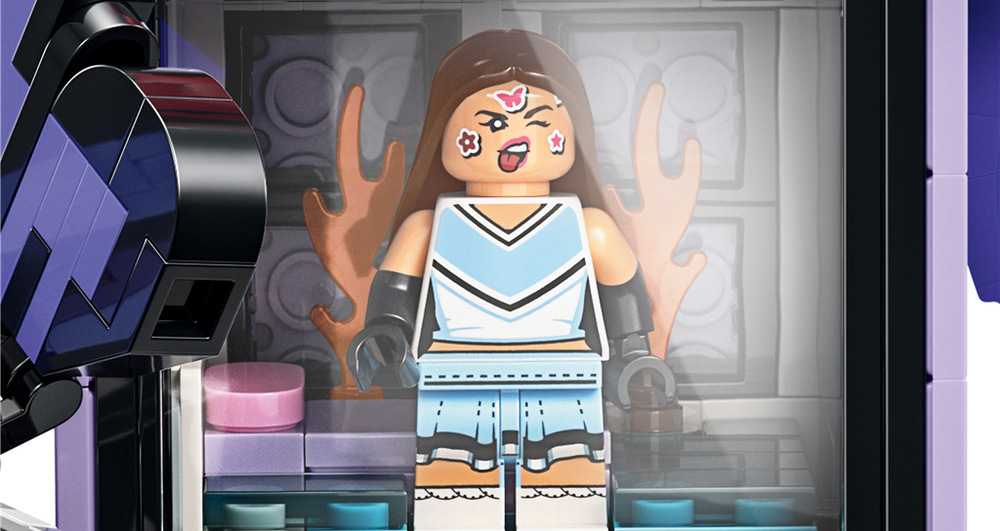 Stavebnica LEGO® Editions 43030 Tajná skrýša Olivie Rodrigo Minifigúrka v kostýme roztlieskavačky vo vnútri televízie odkazuje na videoklip Good 4 U.