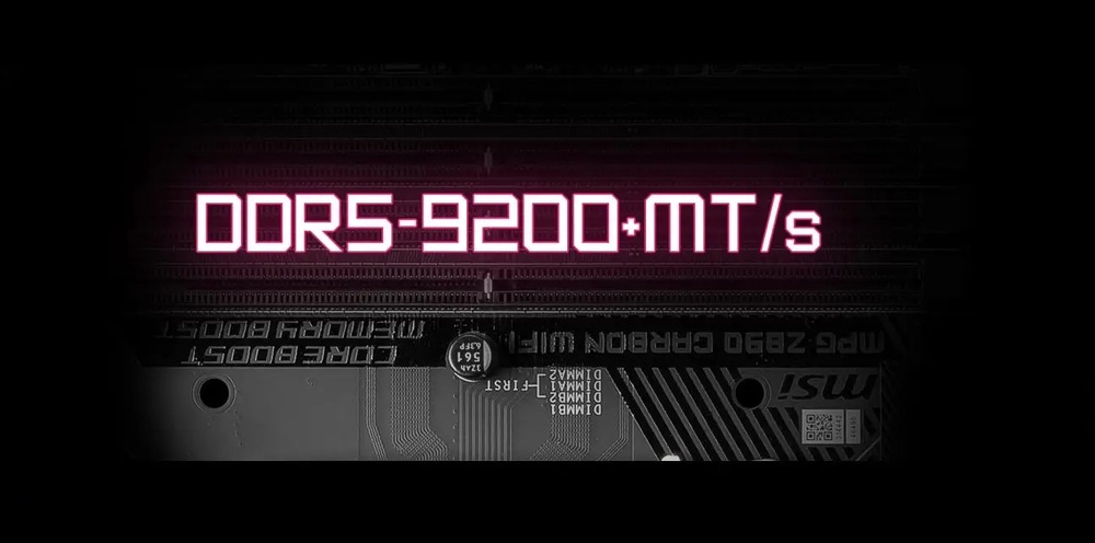 Základná doska MSI MPG Z890 CARBON WIFI Obrázok ukazuje základnú dosku počítača s ružovo osvetleným štítkom DDR5-9200+ MT/s na slote RAM, ktorý označuje vysokorýchlostnú pamäťovú kapacitu.