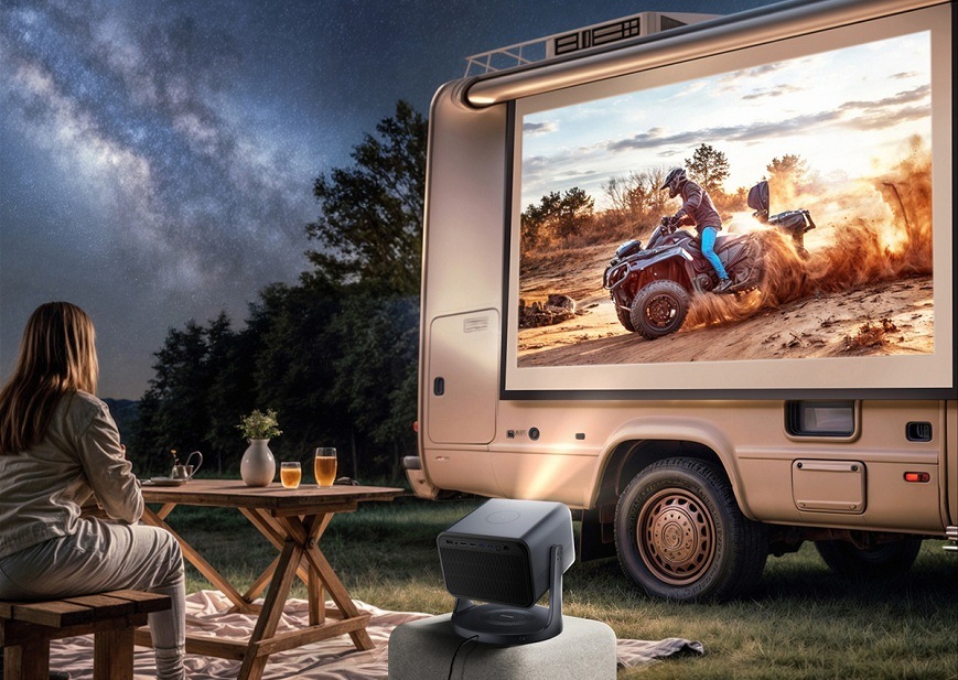 Laser TV Hisense C3 žena sedí vonku a premieta film na karavan pomocou Laser TV Hisense C3