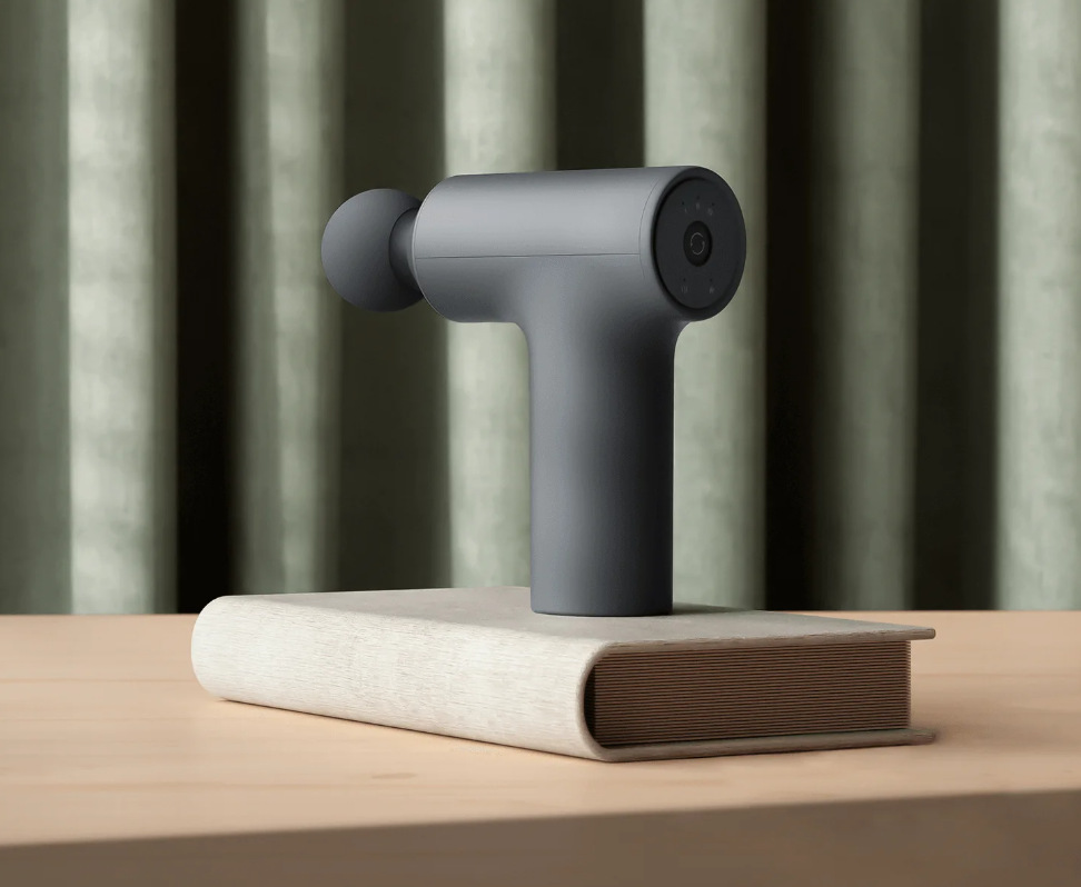 Masážna pištoľ Xiaomi Massage Gun Mini 2 čierna Masážna pištoľ Xiaomi Massage Gun Mini 2 na stole
