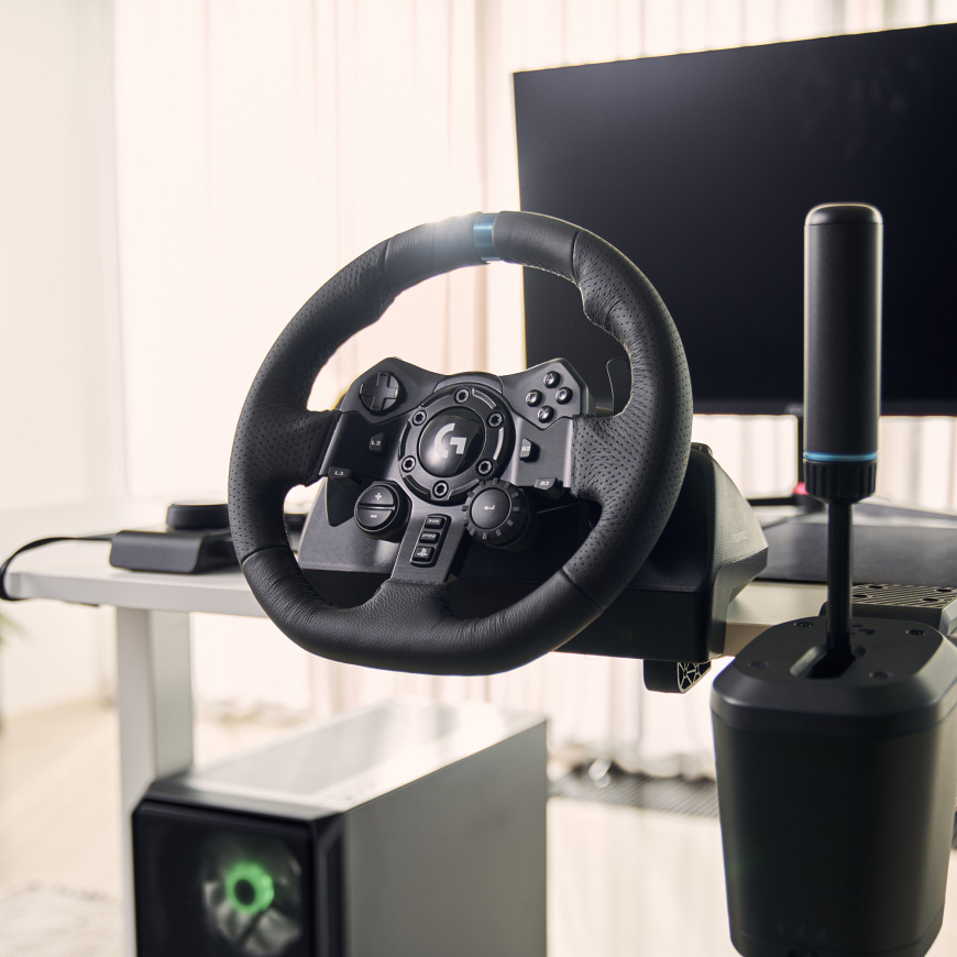 Adaptér Logitech G Racing Adapter čierna Volant Logitech G s radiacou pákou a adaptérom Racing Adapter v hernej zostave