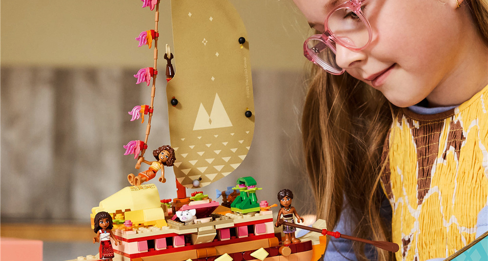 Stavebnica LEGO® │ Disney 43270 Vaiana a dobrodružstvo na kanoe Vaiana, Maui a ďalší hrdinovia so štyrmi postavami umožňujú rozohrávať filmové aj vlastné námorné príbehy.