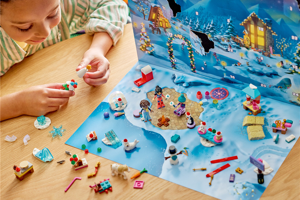 Stavebnica LEGO® Friends 42698 Adventný kalendár 2026 Deti s postavičkami a zvieratkami LEGO Friends rozohrávajú zimné príbehy podľa vlastnej fantázie.