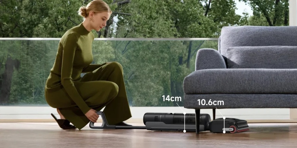 Žena vysáva vysávačom Dreame H15 Mix pod pohovkou. Vďaka uhlu sklopenia 180 ° ide vysávač pod pohovku zasunúť celý.