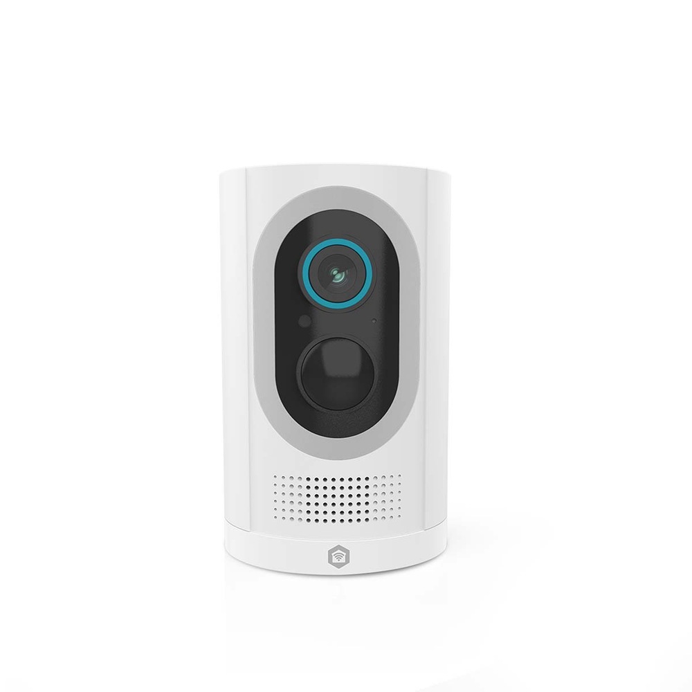 IP kamera Nedis SmartLife WIFICBO33WT vyhotovená v bielom dizajne, ktorý sa dobre hodí k moderným budovám