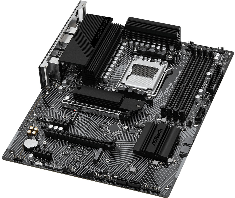 Základná doska ASRock B650 PG Lightning Pohľad zhora na dosku. Na ľavej strane sú zhora vidieť porty na pripojenie externých zariadení. Uprostred hornej tretiny dosky je miesto na usadenie procesora, vpravo od neho sú 4 sloty pre DDR5. Tranzistory, chladiče...