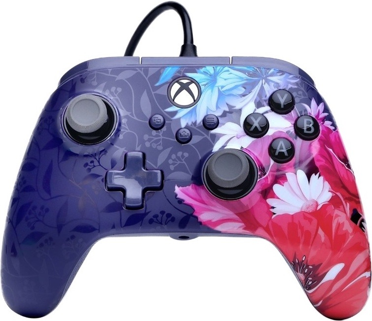 Na obrázku je fialový herný ovládač PowerA Advantage Plus pre Xbox. Na prednej strane sú dva analógové joysticky, smerový kríž, tlačidlá A, B, X a Y a niekoľko funkčných tlačidiel uprostred. Z hornej časti vedie pripojovací kábel, ktorý slúži na prepojenie s hernou konzolou alebo počítačom. Ovládač má ergonomický tvar s pogumovanými rukoväťami pre pohodlné držanie pri hraní.