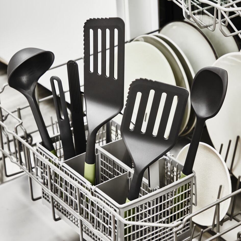 Kuchynské náčinie Tefal Essential K279S555 uložené v umývačke riadu