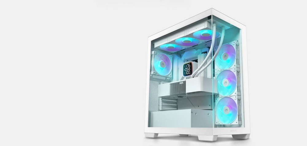 Case DeepCool CG580 biela Elegantná biela skriňa počítača s niekoľkými modro a fialovo svietiacimi LED ventilátormi je zobrazená na jednofarebnom pozadí, čo vytvára modernú a futuristickú atmosféru.