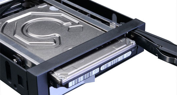Rámček AKASA Lokstor M21 2 x 2.5" SSD/SATA HDD Dock in 3.5" PC Bay čierny Rámček AKASA Lokstor M21 2 x 2.5" SSD/SATA HDD Dock in 3.5" PC Bay sa pripája do 3,5" pozície v počítači