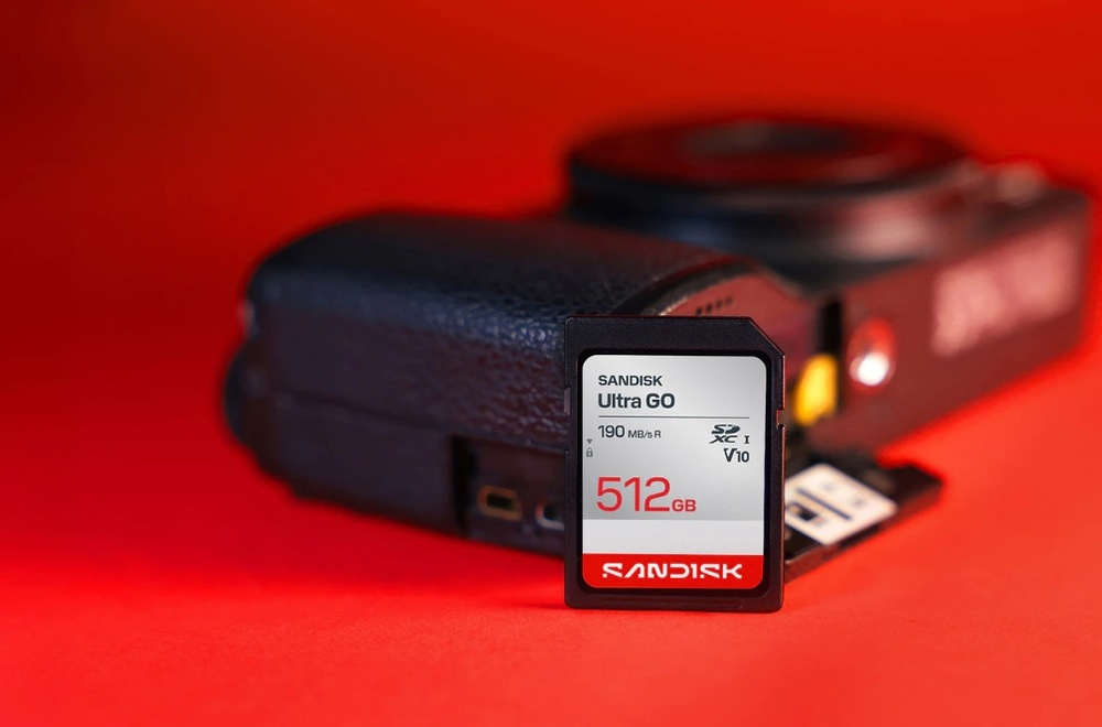 Pamäťová karta SANDISK SDXC Ultra GO 64GB UHS-I U1 (140R) Pamäťová karta SANDISK Ultra GO vložená do fotoaparátu