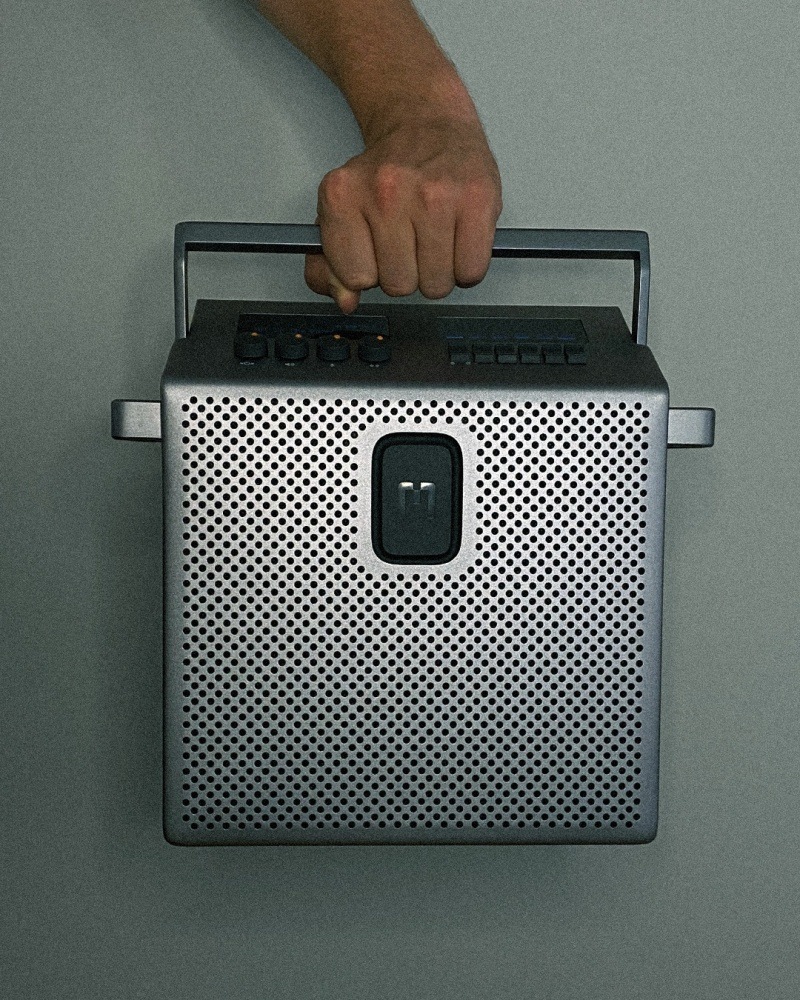 Prenosný reproduktor Mondo Speaker Medium sivý Ruka drží Prenosný reproduktor Mondo Speaker Medium