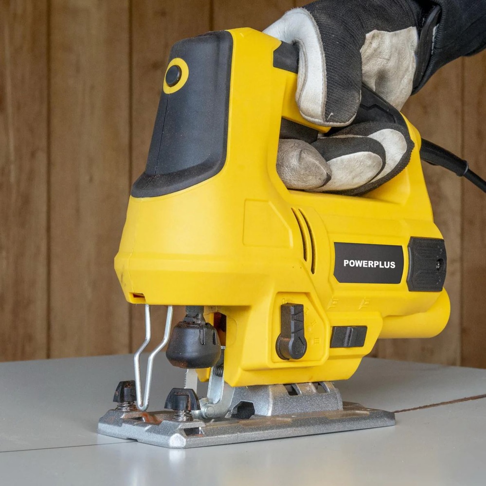Priamočiara píla POWERPLUS POWX0362 pri rezaní materiálu