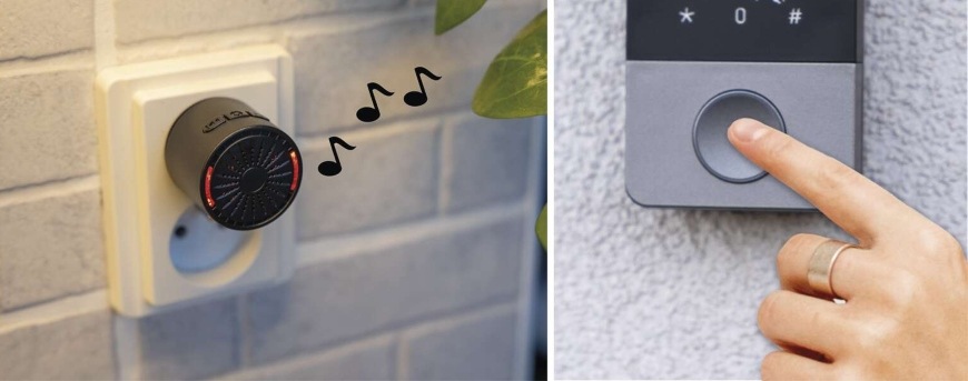 Videozvonček EMOS GOSMART IP-21PoE (keypad) sivý Bezdrôtový prijímač videozvončeka EMOS v elektrickej zásuvke a prst stláčajúci tlačidlo zvončeka EMOS GoSmart IP-21 pri príchode návštevy