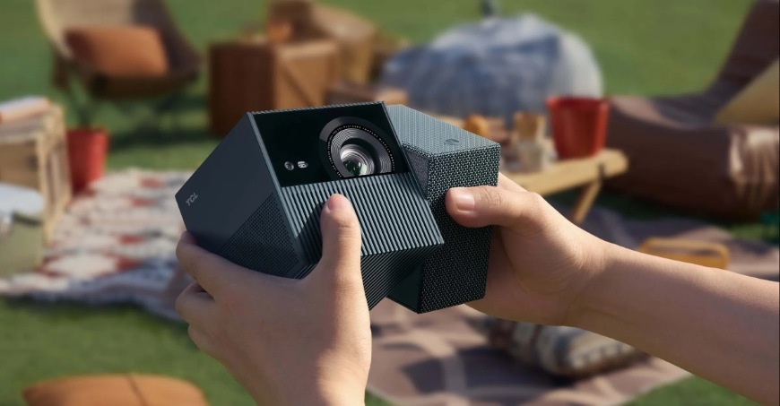 Ruky držiace projektor TCL PlayCube s otočnou konštrukciou