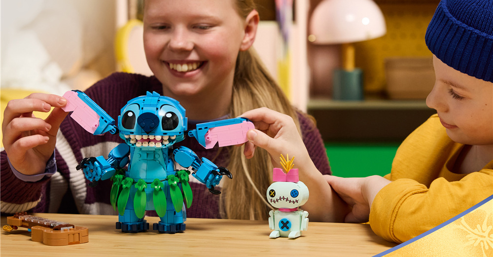 Stavebnica LEGO® │ Disney 43296 Stitch a Scrump Pohyblivá hlava, uši, paže a ruky umožnia Stitchovi pózovať, zatiaľ čo ukulele a havajská sukňa doplnia jeho vzhľad.