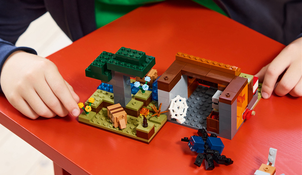 Stavebnica LEGO® Minecraft® 21269 Výprava do dolu a pásovec Model LEGO umožňuje deťom stavať, prestavovať a tvoriť vlastné minecraftové svety s pomocou aplikácie LEGO Builder.