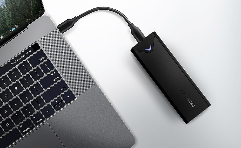 Notebook s pripojeným externým rámčekom Axagon Black Arrow pre SSD disky NVMe M.2