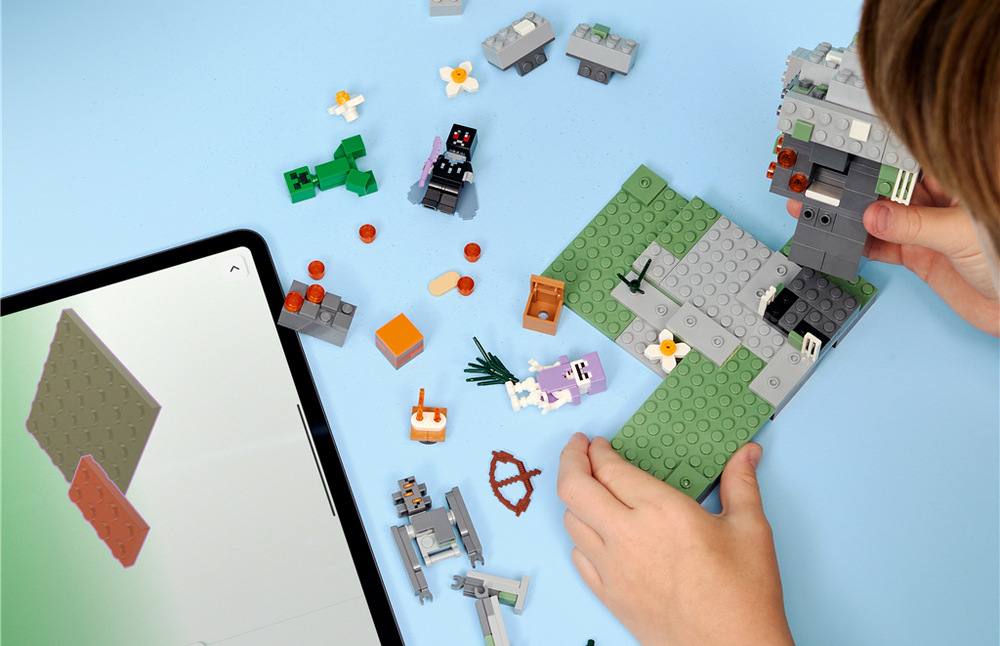 Stavebnica LEGO® Minecraft® 21586 Bledá zahrada 243 kociek a herné doplnky zo sveta Minecraftu umožňujú deťom scénu ľubovoľne prestavovať a obmieňať.