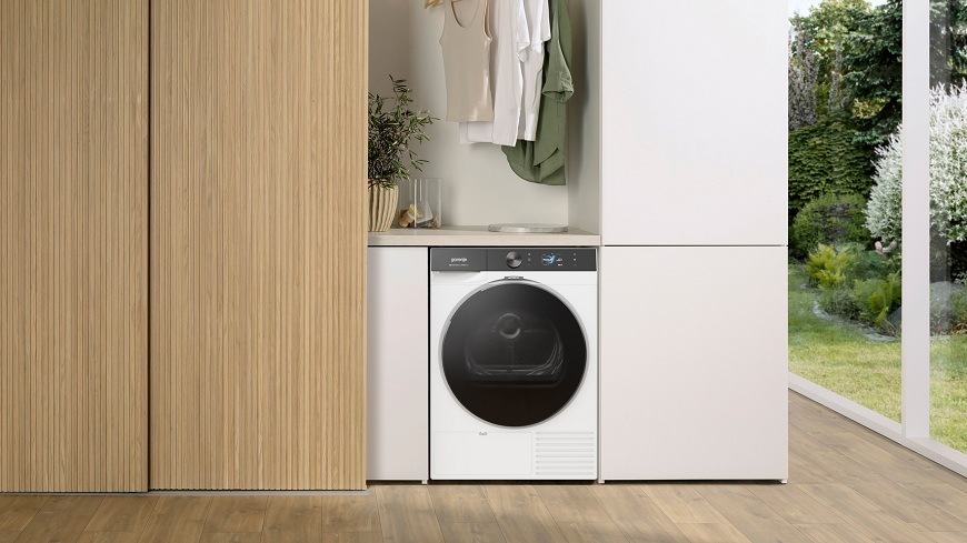 Sušička bielizne Gorenje G800 DG89BP CompleteDry biela sušička Gorenje DG89BP v miestnosti, visí nad ňou bielizeň