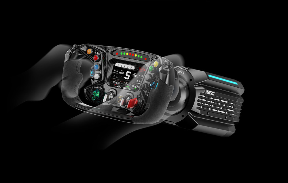 Základňa Moza Racing R21 Ultra Direct Drive hliník Na čiernom pozadí je zobrazený špičkový volant a základňa závodného simulátora, ktoré sú vybavené radom tlačidiel, digitálnym displejom a LED indikátormi.