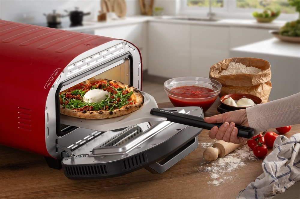 Pec na pizzu Ariete ART 3901 červená O perfektný výsledok sa postará šamotový kameň na pečenie, ktorý v kombinácii s teplotou až 430 ° C zaisťuje rýchle a rovnomerné pečenie.