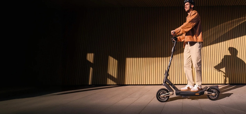 Elektrická kolobežka NAVEE ST3 čierna Výkon 500 W zaisťuje svižnú akceleráciu a jazdu aj v stúpaní až 24 %