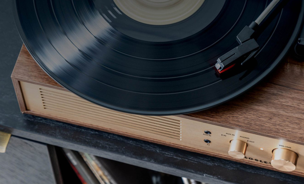 Gramofón Crosley Miles hnedý Integrovaný predzosilňovač a slúchadlový výstup umožňujú flexibilné a nerušené počúvanie hudby.