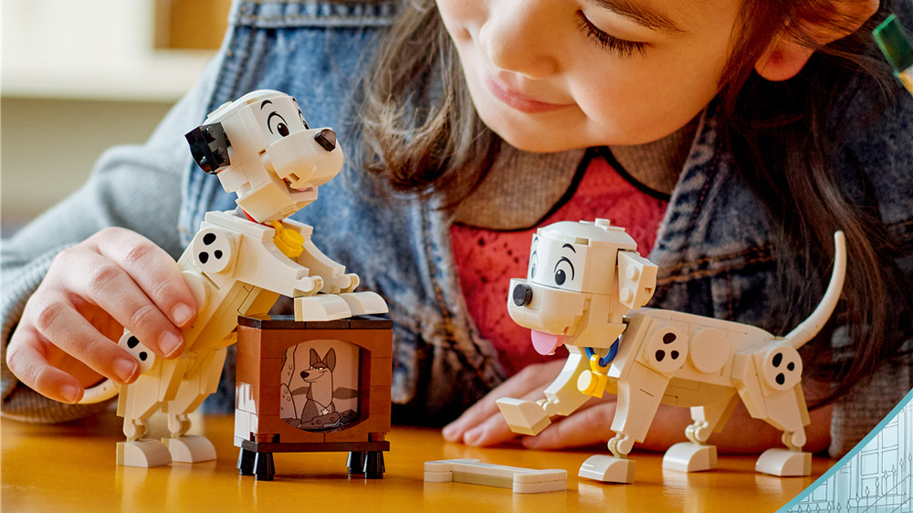 Stavebnica LEGO® │ Disney 43271 Šteniatka Lucky a Penny z filmu 101 dalmatíncov Kosť a televízia rozširujú herné možnosti šteniatok, ktoré po skončení zábavy ozdobia poličku.