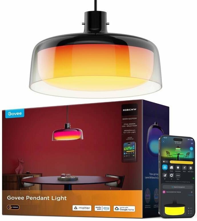 Produktová fotografia balenia Govee Pendant Light RGBICWW s vyobrazeným lustrom, ikonami Matter, Alexa a Google Home a vedľa položeným chytrým telefónom s otvorenou aplikáciou Govee
