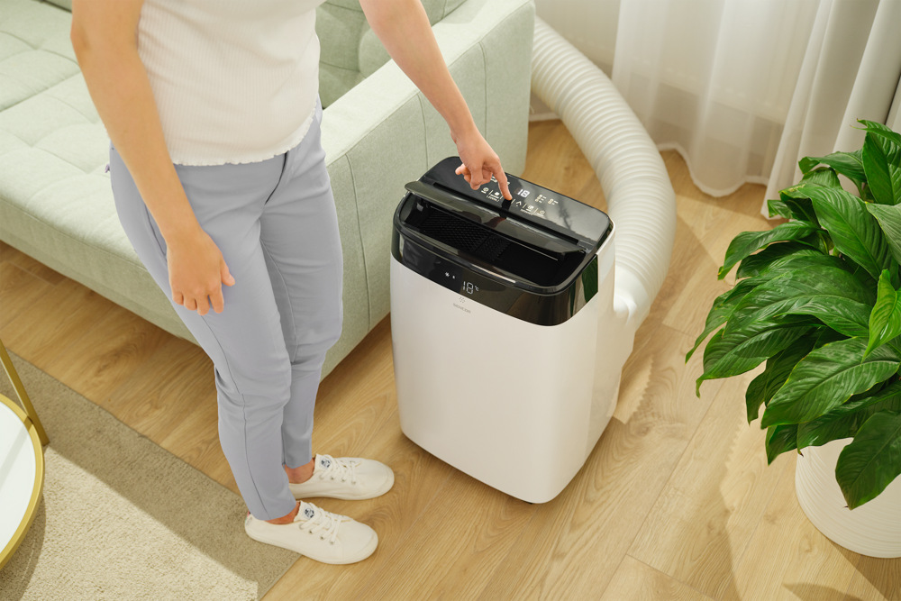 Mobilná klimatizácia Sencor SAC MT9040C, ktorú pani ovláda a je znázornený displej klimatizácie