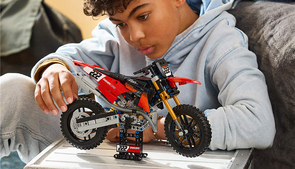 Stavebnica LEGO® Technic 42238 Motorka Ducati Desmo450 MX Factory Stavebnica so 457 dielikmi ponúka deťom od 10 rokov spojenie stavania, techniky a motokrosového hrania.