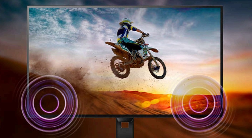Zapnutý monitor Philips 24E1N1200A zobrazujúci motorkárov a zapnuté reproduktory