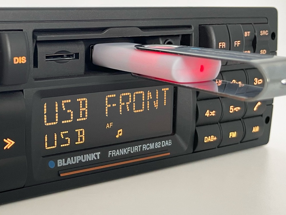 Autorádio Blaupunkt Frankfurt RCM 82 DAB čierne Autorádio Blaupunkt Frankfurt RCM 82 DAB s USB