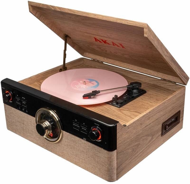 Gramofón AKAI ATT-300CC Retro s otvoreným vekom, drevený dekor, vinylová doska na tanieri a ovládací panel s LED podsvietením