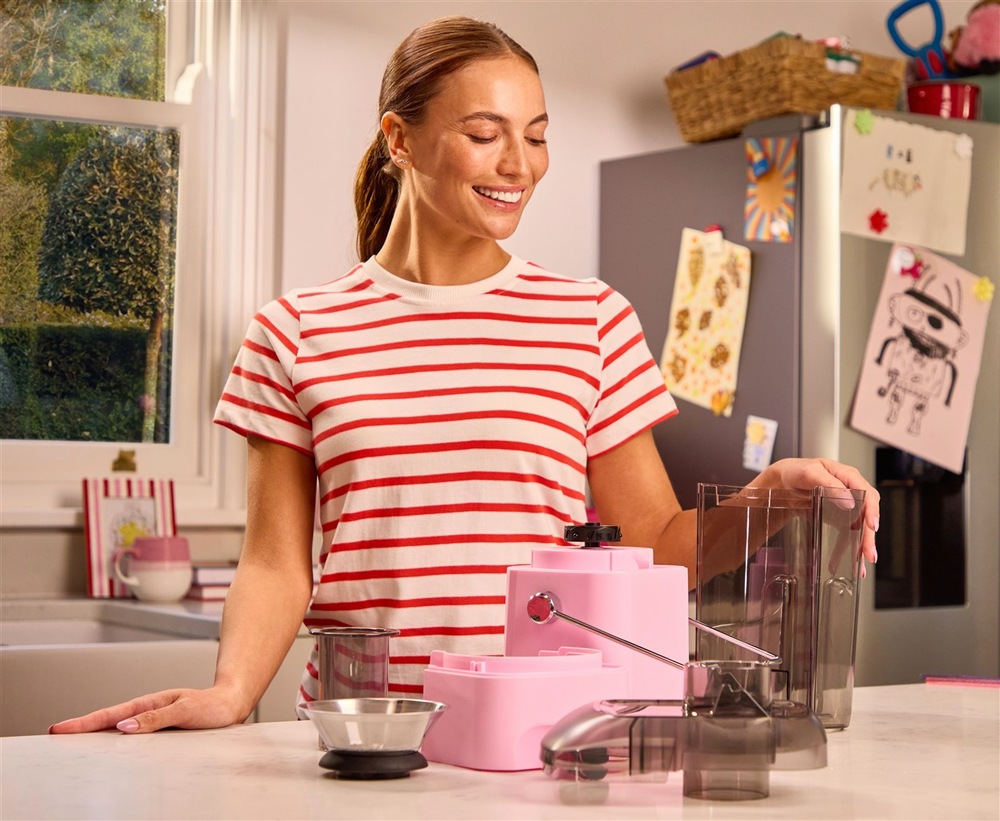 Odšťavovač RUSSELL HOBBS Juice Luxe Raspberry 28771-56 ružový Žena používa odšťavovač Russell Hobbs Juice Luxe