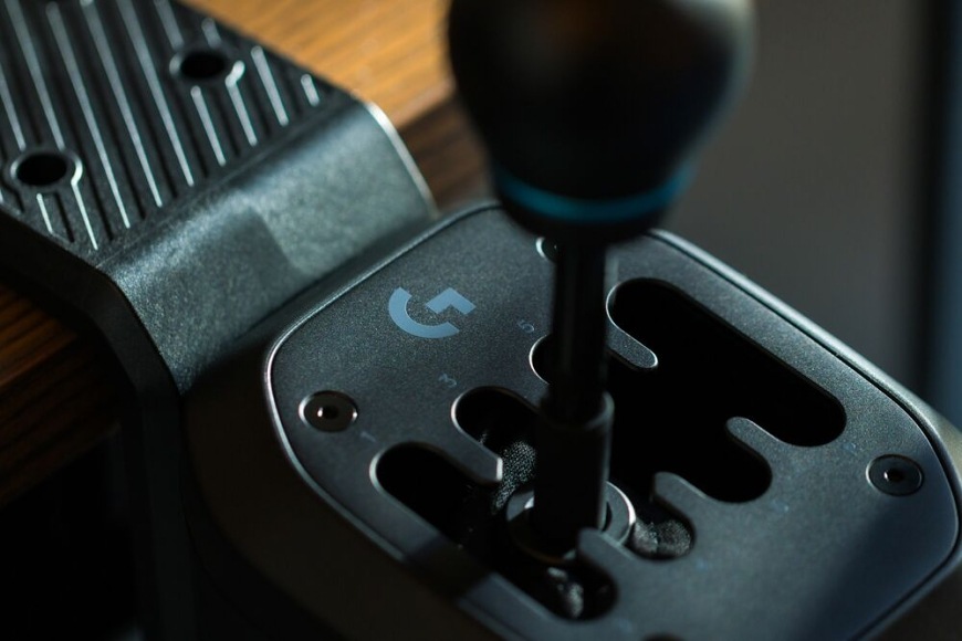 Radiaca páka Logitech G RS H Shifter čierna Presná mechanika radenia poskytuje výraznú hmatovú odozvu pre isté a rýchle preradenie každého rýchlostného stupňa