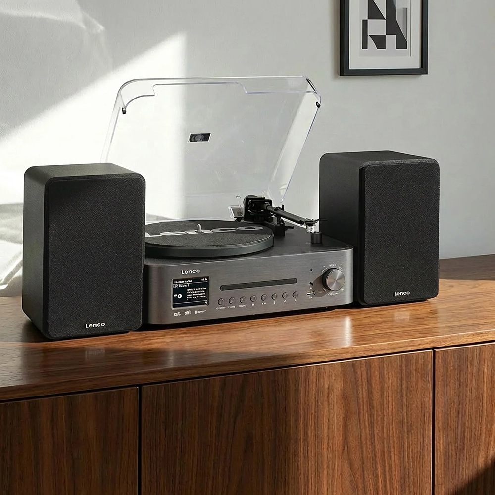 Mikro HiFi systém Lenco MC-760 čierny Mikrosystém Lenco MC-760 s gramofónom a dvojicou reproduktorov na drevenej komode