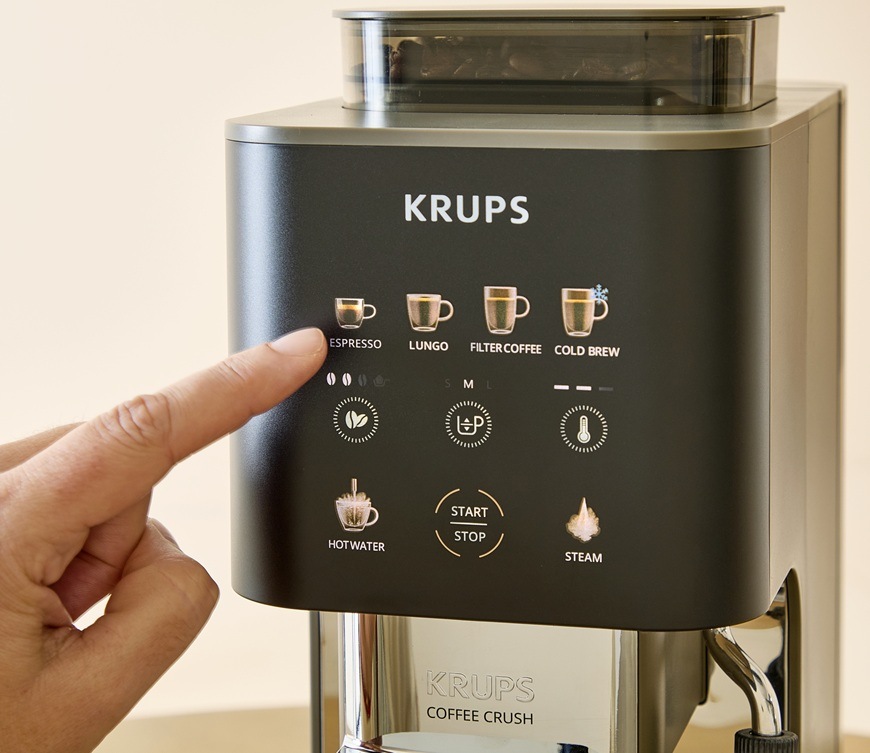 Automatický kávovar Krups Coffee Crush Experience SA403BE0 sivý/hnedý Detailný záber na prehľadný displej na kávovare Krups SA403BE0. Žena si chce pripraviť espresso vo veľkosti M.
