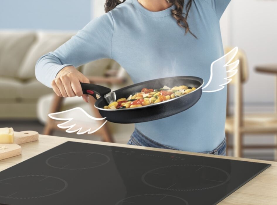 Žena varí na ľahkej panvici zo sady riadu Tefal L7239223 So'Light Ingenio