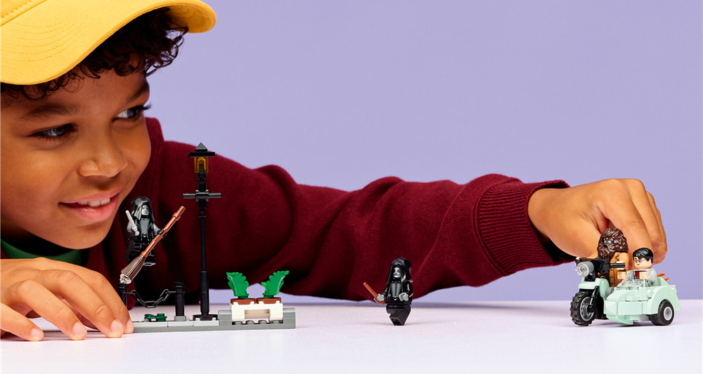 Stavebnica LEGO® Harry Potter™ 76459 Hagrid™ a Harryho útěk ze Zobí ulice Hagridova lietajúca motorka s postranným vozíkom je prvým modelom jeho motocykla v mierke minifigúrok LEGO.