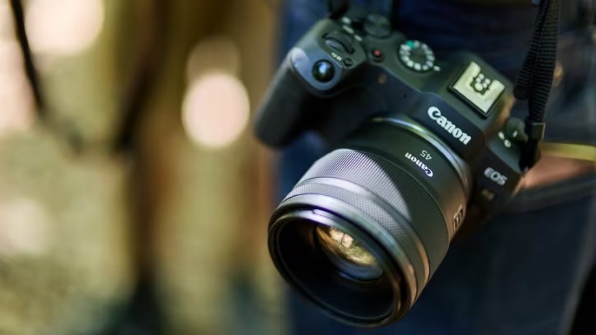 Objektív Canon RF 45 mm f/1.2 STM čierny Univerzálny objektív Canon RF 45 mm f/1.2 STM na fotoaparáte EOS