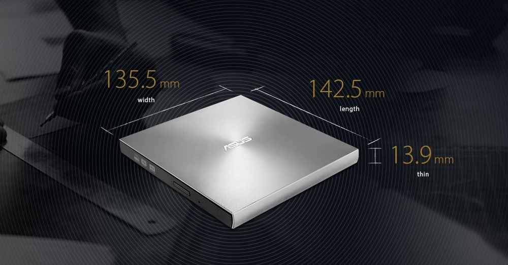 Elegantná externá napaľovačka Asus s kovovou povrchovou úpravou je umiestnená uprostred tmavého pozadia s vlnitým vzorom. Jeho rozmery, šírka 135,5 mm, dĺžka 142,5 mm a hrúbka 13,9 mm, sú zvýraznené zlatým textom, ktorý zdôrazňuje jej štíhly dizajn.