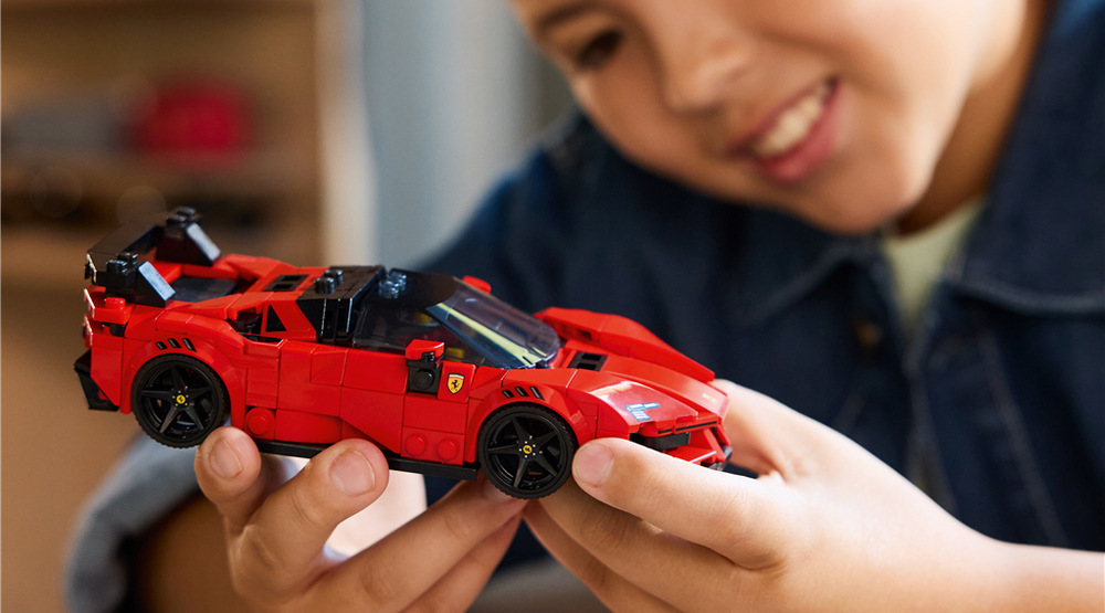 Stavebnica LEGO® Speed Champions 77254 Sportovní auto Ferrari SF90 XX Stradale Z 339 dielikov LEGO postupne vzniká nízka silueta Ferrari SF90 XX Stradale vhodná pre staviteľov od deviatich rokov.